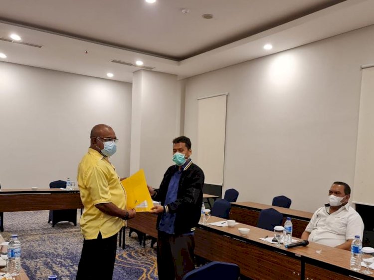 Max Richard Krey Wakil Ketua Bidang Organisasi DPD Partai Golkar Papua saat menyerahkan dokumen calon WaGub kepada Koalisi