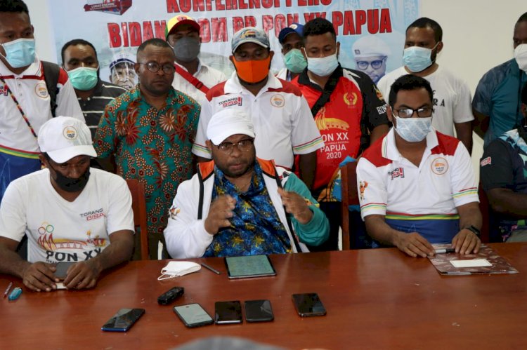 Ketua Bidang SDM PB PON XX Papua, Albertho G Wanimbo Saat Jumpa Pers