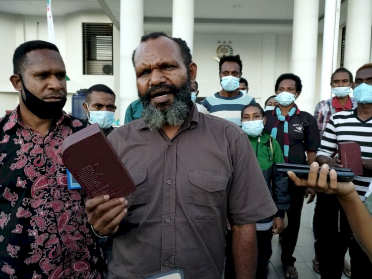 Ketua Harian KPA Papua, Yanuel Matuan saat memegang Purtier Placenta