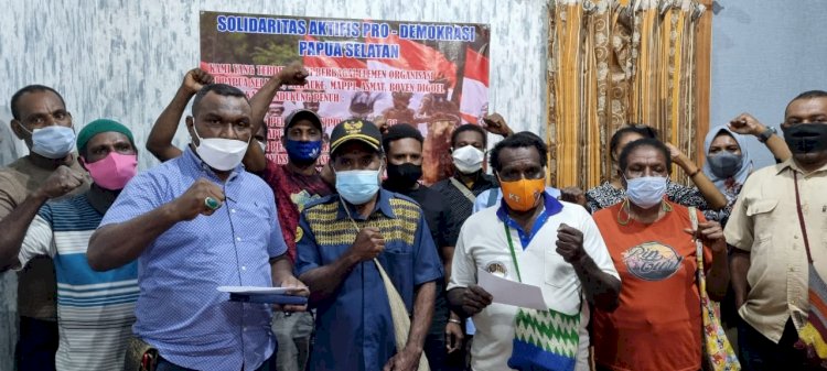 Masyarakat yang terdiri dari beberapa ormas dan tokoh masyarakat yang menamakan diri Solidaritas Aktivis Pro demokrasi 