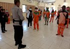 42 Orang Penyapu Jalan Terima Bantuan Sembako Dari Kapolres Merauke