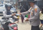 Sosialisasikan PPKM Level IV Sesuai Instruksi Walikota, Polisi Bagikan Masker di Hamadi