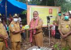 Tingkatkan Pertumbuhan Ekonomi, Bupati Sorong Selatan Bagikan Ratusan Bibit Sayuran dan Buah di Distrik Fkour