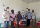 Fauzun Nihayah Beri Alat Pemotong Rumput Pada Sekolah Alam Di Gudang Arang Merauke 