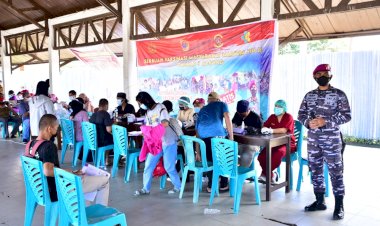 Tak Kenal Lelah, Korps Marinir TNI AL Gencar Laksanakan Serbuan Vaksinasi kepada Masyarakat Distrik Aimas