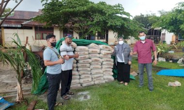 Sekretaris Komisi V DPRP Berikan 50 Sak Semen Kepada SMAN 3 Merauke