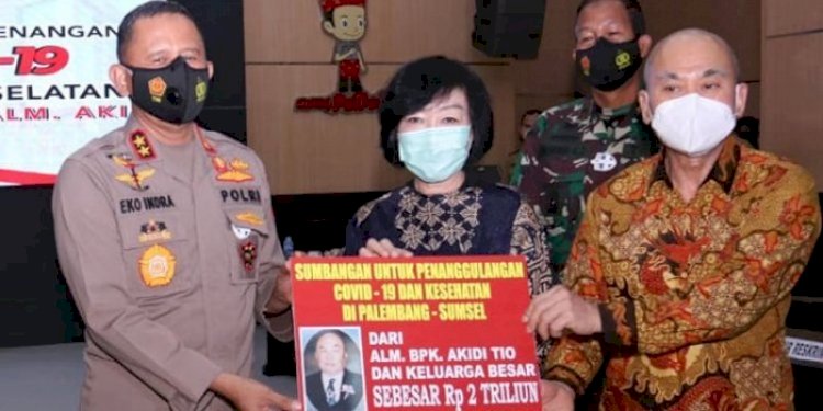 Kapolda Sumsel Irjen Pol Prof Eko Indra Heri MM saat menerima bantuan dari keluarga Akidi Tio (ist/rmolsumsel.id)