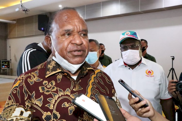 Ketua Harian PB PEPARNAS XVI Papua 2021, Doren Wakerkwa didampingi Sekum KONI Papua, Kenius Kogoya