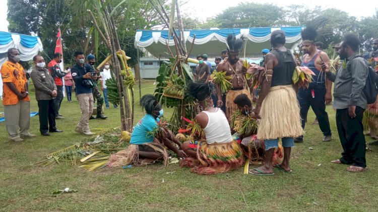 Ritual Rapat Adat di Mako lanud J.A Dimara Merauke