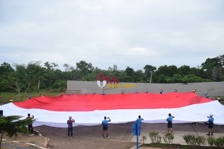 Merah Putih Raksasa saat dikibarkan di titik 0 Km Indonesia Sota Merauke