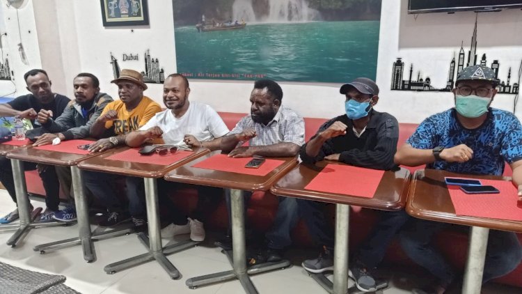 Ket : Forum Pemuda Peduli Demokrasi Tanah Papua saat memberi keterangan pers