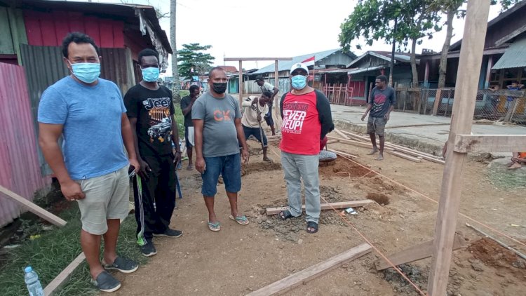 Pimpinan PT SMJ ditempat pembanguan lapak bagi mama-mama Papua Asal Asmat di Wilayah Pelabuhan Merauke