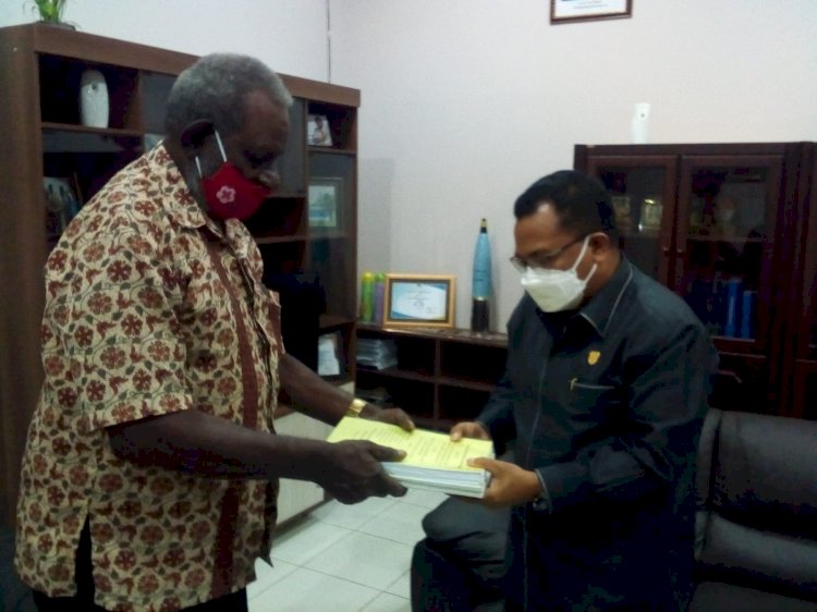 Tokoh masyarakat Marind Ignasius Ndiken saat menyerahkan Draf kepada ketua DPRD Kabupaten Merauke, Benny Latumahina. Senin (30/8)
