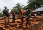 Personel Satgas TMMD ke-112 di Kampung Okor Mengerjakan Kerangka Bangunan Rumah