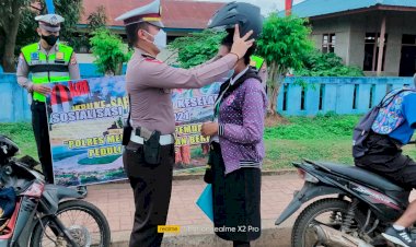 Ops Keselamatan 2021, Polantas di Merauke bagikan Helm gratis