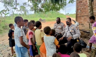 Dalam Program SI-IPAR, Polres Boven Digoel Ajarkan Baca Tulis pada Anak- Anak