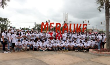 Ikatan Keluarga Maluku (IKEMAL) Bagikan 5000 Masker Untuk Masyarakat Merauke