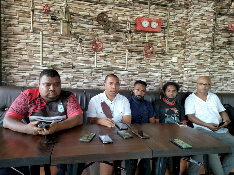 Ketua Umum Persipura Mania, Wilson Samonsabra (kemeja putih) didampingi para perwakilan pendukung Persipura lainnya