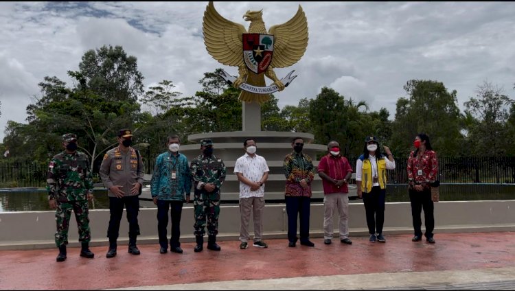 Mendagri dan Menko Polhukam saat foto bersama dengan jajaran Forkopimda Merauke di PLBN Sota Merauke. Minggu (12/9)