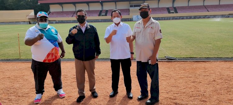 Ketua KONI Papua Kenius Kogoya saat foto bersama dengan Mendagri dan Menko Polhukam