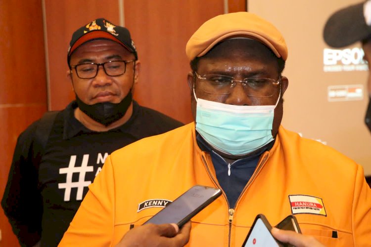 ketua DPD Partai Hanura Papua, Kenius Kogoya di dampingi Koordinator Lomba, Devis