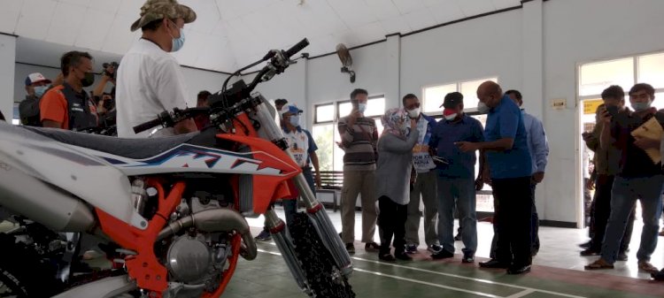 Bupati Merauke dan Kapolda Papua saat menyambut 74 Unit Motor Trail Untuk Cabor Motocross Pada PON XX Papua