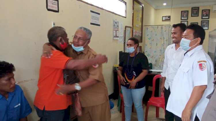 Guru SMK St. Antonius Meruake Pak Timo saat perpelukan dengan Kepala Sekolah SMAN 1 Merauke Sergius Womsiwor