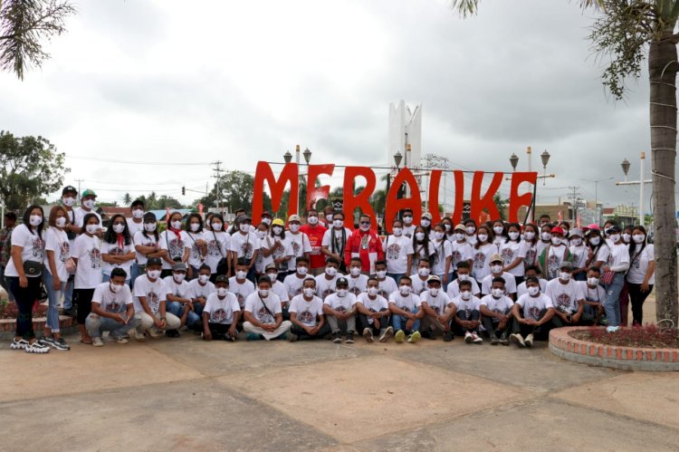 Ikatan Keluarga Maluku Saat Melakukan Foto Bersama