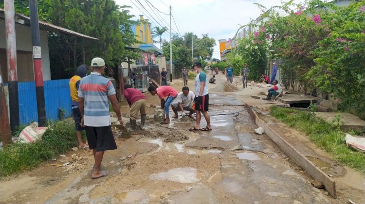 Warga dan karyawan MTS saat memperbaiki jalan di mess tanpa nama Merauke.