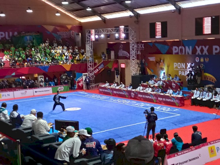 Atlet Wushu saat melakukan atraksi di GOR Hiad Sai Merauke