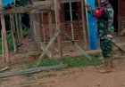 Babinsa Koramil 1711-03/TMR Boven Digoel Laksanakan Komsos dan Bantu Pembangunan Rumah Pastor