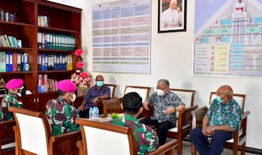 Jalin Silaturahmi, Danlantamal XI Kunjungi Uskup Agung Merauke