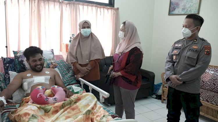 Yenny Wahid saat mengunjungi Iptu Budi Basra di Papua