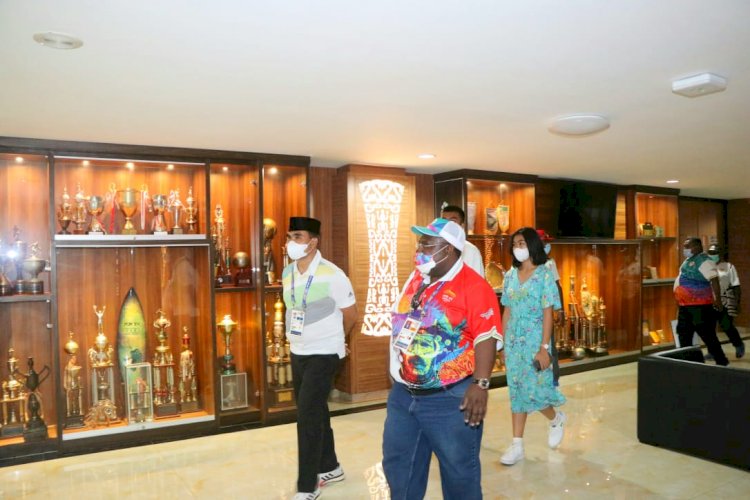 Ketua Muaythai Indonesia, Sudirman di temani Ketua Pengprov Muaythai Papua, Kenius Kogoya saat mengunjungi Wisma atlit papua