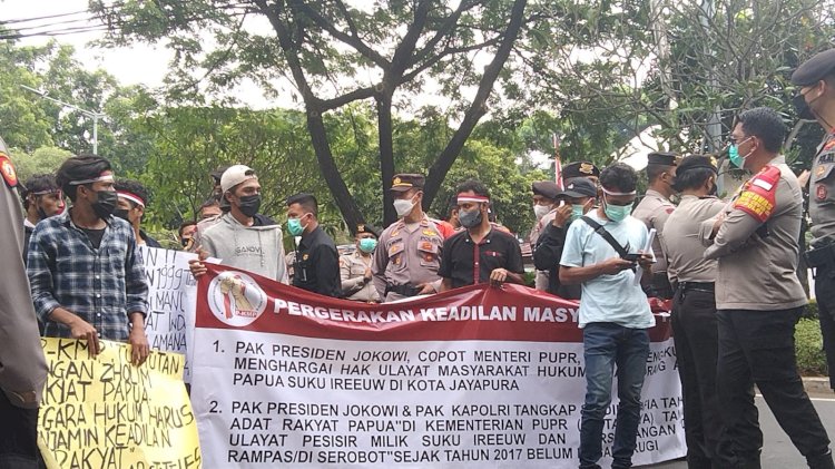 Forum Pergerakan Keadilan Masyarakat Papua saat menggelar unjuk rasa di Kantor Kementrian PUPR Jakarta. Rabu (13/10).