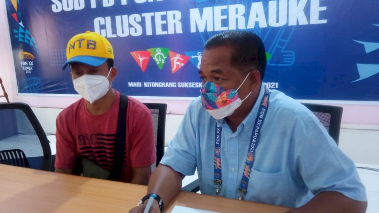 Fatanah (kiri) bersama ketua harian Su PB PON Merauke Alianor Dumatubun 