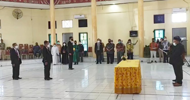 Rektor Unmus Dr. Beatus Tambaip saat melantik 8 Pejabat Baru di Universitas Musamus Merauke. Jumat  (16/10)