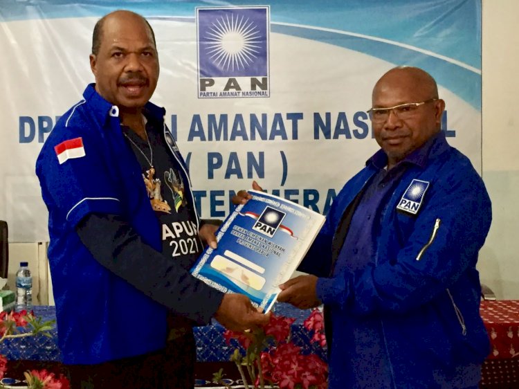 Sekretaris DPW PAN Provinsi Papua, Yulianus Rumbairusy,S.Sos,MM saat meyerahkan SK Ketua DPD PAN Merauke kepada Frederikus Gebze.