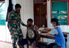 Babinsa Koramil Agats Dampingi Petugas Kesehatan Berikan Vaksinasi Kepada Masyarakat Asmat