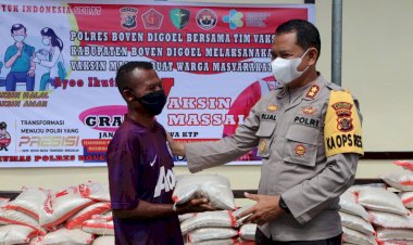 Kapolres Boven Digoel Serahkan Sembako Secara Simbolis ke Peserta Vaksin