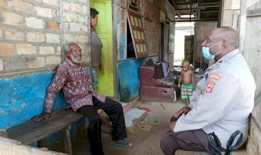Peringati Hari Guru, Binmas Noken Polres Boven Digoel Kunjungi Pensiunan Guru