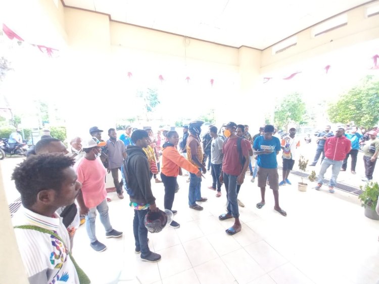 Puluhan Relawan PON XX Papua Klaster Merauke saat meyeruduk Kantor Kebangpol Merauke / Humas Polres Merauke 