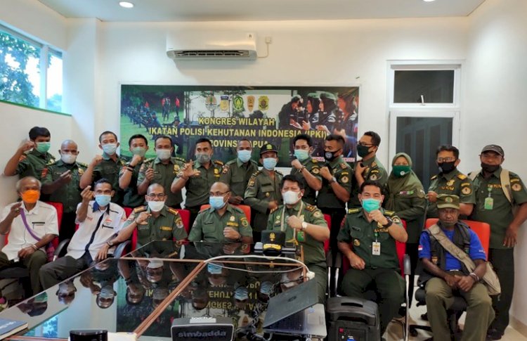 Foto bersama Ketua terpilih dengan peserta kongres