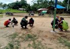 Tunjang Bakat Pemuda, Babinsa Ramil/TM Boven Digoel Renovasi Lapangan Voli Bersama Warga