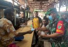 Babinsa Ramil TMR Boven Digoel Bagikan Masker dan Sosialisasikan PPKM