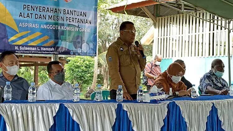 Anggota Komisi IV DPR RI H. Sulaiman L. Hamzah saat sedang geram akibat merasa di persulit ketika hendak menyerahkan Alsintan untuk para Petani di Merauke. Senin (6/12).)