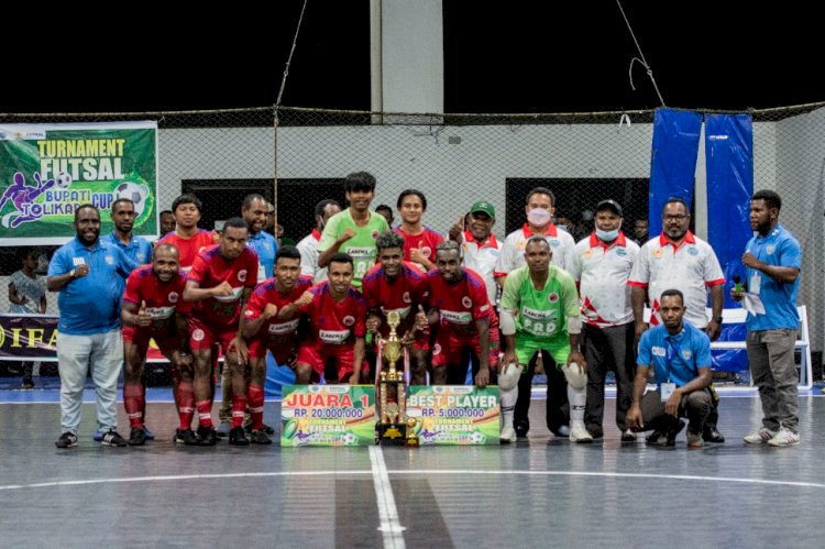 Foto Bersama pengurus KONI Tolikara, Pengcab dan Juara Umum