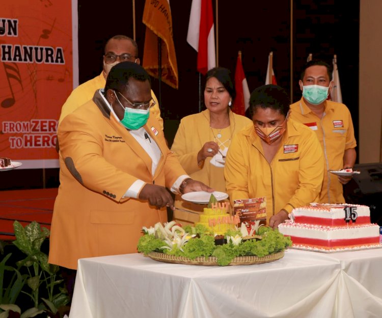 Ketua DPD Hanura Papua, Kenius Kogoya saat memotong Tumpeng Perayaan HUT Hanura  Ke-15 