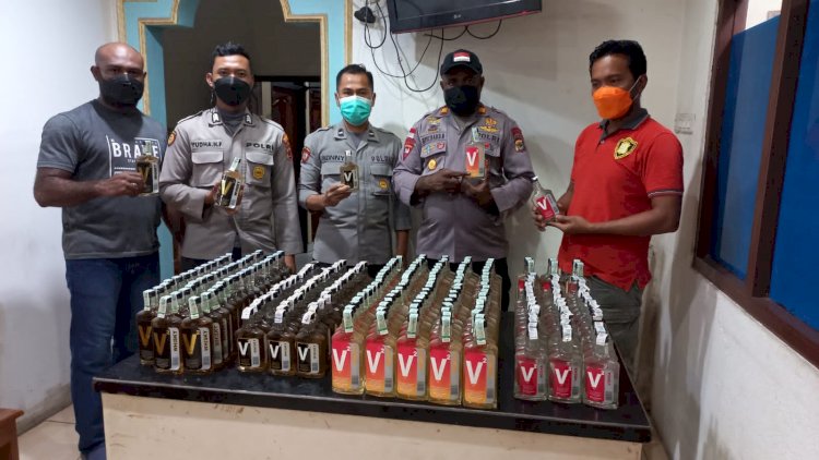 Polisi Amankan Ratusan Botol Minuman Keras Ilegal di KM. Dobonsolo