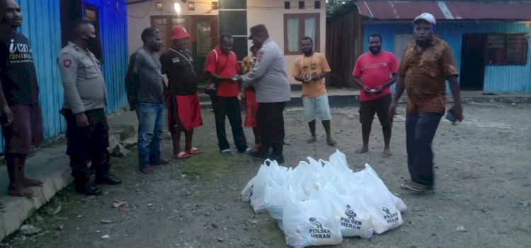 Jelang Natal Kapolsek Heram Berbagi Kasih  ke Tokoh Masyarakat